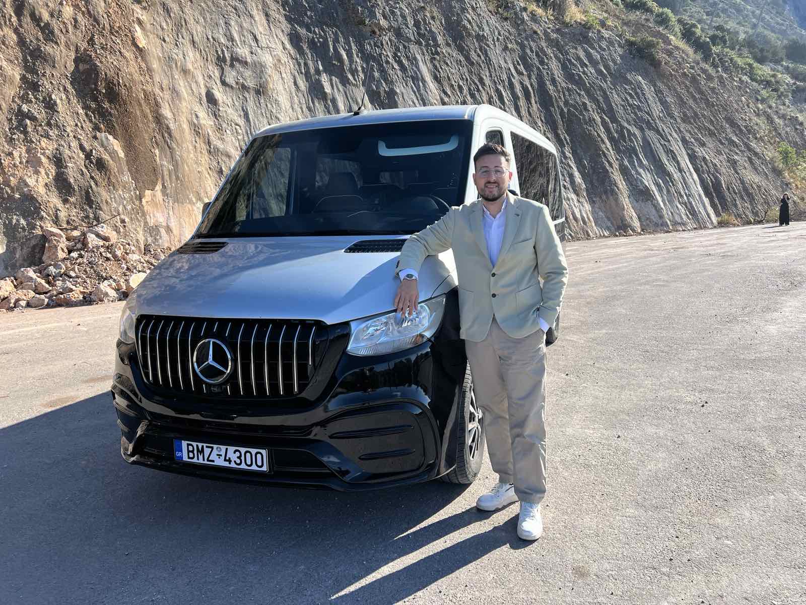 Ο οδηγός δίπλα στο Mercedes Sprinter