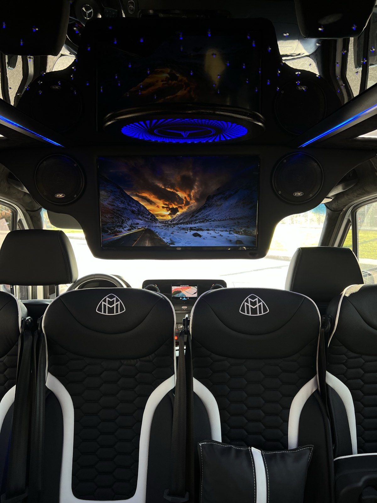 Smart TV και καθίσματα στο εσωτερικό του Mercedes Sprinter